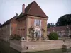 Château de Pierre-de-Bresse - Pavillon, communs, grille d'entrée et douves