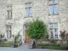 Château de Pompadour - Façade du château avec ses fenêtres à meneaux