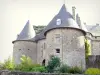 Château de Pompadour - Tours rondes du châtelet d'entrée