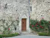 Château de Pompadour - Façade du château ornée de rosiers grimpants en fleurs