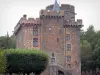 Château de Pontgibaud - Château Dauphin, forteresse médiévale en pierre de lave ; dans le Parc Naturel Régional des Volcans d'Auvergne