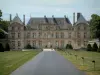 Château de Raray - Allée, pelouses, arbustes taillés et château