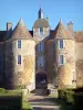Château de Ratilly - Entrée du château flanquée de tours