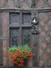 Château-Renard - Maison Jeanne d'Arc (maison ancienne à colombages) : fenêtre ornée de fleurs (géraniums)