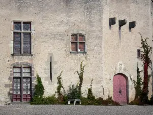 Château de la Roche - Façade du château féodal ; sur la commune de Chaptuzat