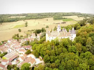 Château de La Rochepot - Vue aérienne du château fort et des maisons du village de La Rochepot