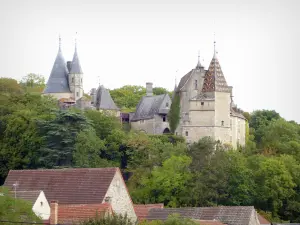 Château de La Rochepot - Vue sur le château fort de style néogothique-bourguignon