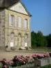 Château du Rocher - Façade du château et rosiers en fleurs ; sur la commune de Mézangers