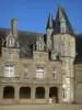 Château du Rocher - Tour flanquée d'une tourelle, façade Renaissance et galerie à arcades du château ; sur la commune de Mézangers