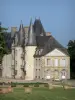 Château du Rocher - Vue sur le château, pré parsemé de bottes de foin en premier plan ; sur la commune de Mézangers