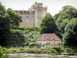 Château de Romefort - Château, rivière Creuse, moulin et arbres ; sur la commune de Ciron, dans la vallée de la Creuse, dans le Parc Naturel Régional de la Brenne