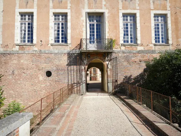 Château de Saint-Fargeau - Entrée donnant sur la cour d'honneur