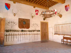 Château de Saint-Fargeau - Intérieur du château : salle des gardes