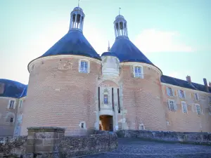 Château de Saint-Fargeau - Châtelet d'entrée du château flanqué de deux tours