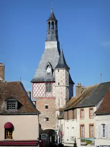 Château de Saint-Fargeau - Beffroi de Saint-Fargeau et façades de maisons du village