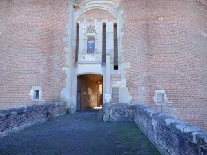 Château de Saint-Fargeau - Blason surmontant l'entrée du château