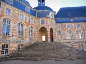 Château de Saint-Fargeau - Cour et escalier d'honneur du château