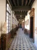 Château de Saint-Fargeau - Intérieur du château : couloir agrémenté de bustes sculptés