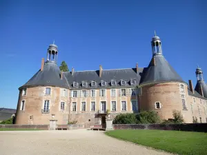 Château de Saint-Fargeau - Château de Saint-Fargeau flanqué de grosses tours