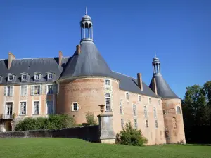 Château de Saint-Fargeau - Façades et tours du château