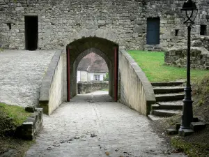 Château-Thierry - Porte de Saint-Jean (restos del antiguo castillo)