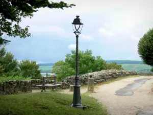 Château-Thierry - Caminando a lo largo de las murallas; farola y un banco