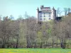 Château de Torsiac - Corps de logis et donjon du château entourés d'arbres, dans la vallée de l'Alagnon