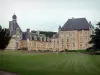 Château de Touffou - Donjon (à droite), logis et tour, pelouses ; à Bonnes (dans la vallée de la Vienne)