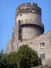 Château de Tournoël - Grand donjon du château médiéval ; sur la commune de Volvic
