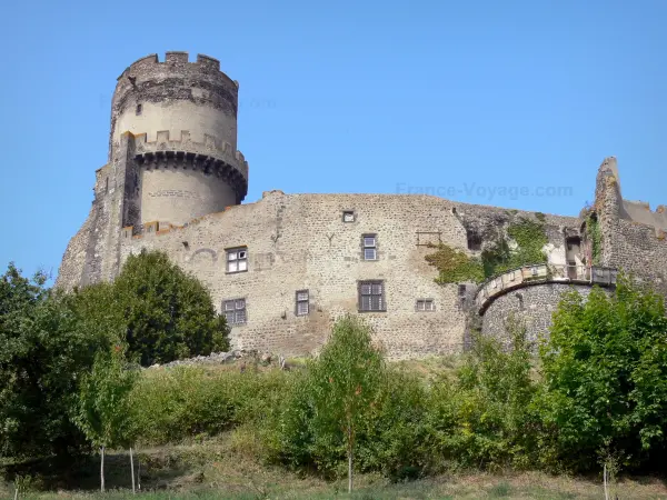 Le château de Tournoël - Guide tourisme, vacances & week-end dans le Puy-de-Dôme