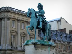 Château de Versailles - Statue de Louis XIV et façades du château