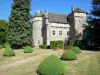 Château de La Vigne - Château médiéval et son jardin à la française agrémenté de buis taillés ; sur la commune d'Ally