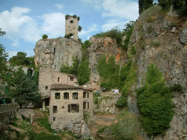 Châteaudouble - Ruines du château, parois rocheuses, maisons en pierre du village perché et nuages dans le ciel bleu