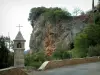 Châteaudouble - Paroi rocheuse, petite chapelle et route menant au village