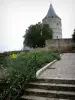 Châteaudun - Keep (toren) van het kasteel, trappen en bloemen