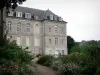 Châteaudun - Gevel van het Hotel Dieu, bloeiende struiken