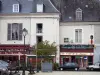 Châteaudun - Huizen, bedrijven, straatlantaarn, pot boom en banken in plaats van 18 oktober