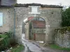 Châteauneuf-en-Auxois - Châteauneuf: Porta nord del borgo fortificato