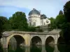 Châteauneuf-sur-Loire - Rotonde du château, pont enjambant la rivière (douves) et arbres du parc