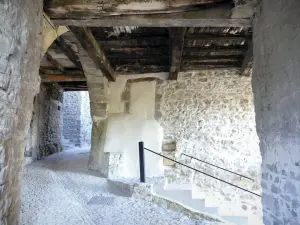 Châteauneuf-de-Mazenc - Covered passage with wooden frame and stone staircase