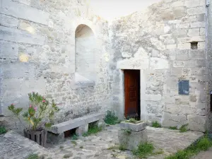 Châteauneuf-de-Mazenc - Gevel van oude stenen van het dorp