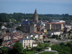 Châteauponsac - Chiesa di S. Thyrse e case nella città vecchia in Bassa Walk (Gartempe valle)