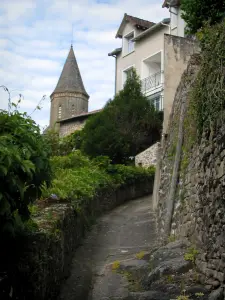 Châteauponsac - Ruelle étroite en pente, clocher de l'église Saint-Thyrse et maison, en Basse-Marche (vallée de la Gartempe)