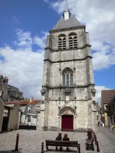 Châteauroux - Iglesia de San Marcial, la plaza con bancos y casas en el casco antiguo