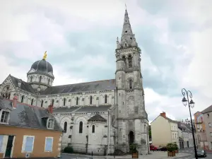 Châteauroux - Iglesia de Nuestra Señora de estilo neorrománico, suelo y casas en el casco antiguo