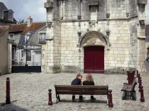 Châteauroux - Portal de la Saint-Martial y su plaza con bancos