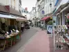 Châteauroux - Rue commerçante bordée de maisons et de boutiques