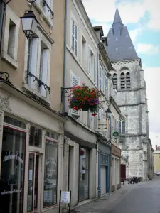 Châteauroux - Fachadas de casas y la iglesia de Saint-Martial
