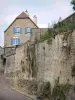 Châteauvillain - Stenen huis en de vestingwerken van de middeleeuwse stad