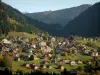 Châtel - Casas y viviendas de la aldea (estación de esquí y en verano), los pastos y montañas cubiertas de bosques, en el Chablais